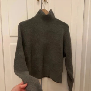 Stickad från Zara  - Super fin och varm tröja, i fint material som inte noppar enkelt. Finns inte kvar längre. Nypris  550kr💕 super snygg passform 