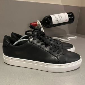 Svarta sneakers från Vagabond - Snygga svarta sneakers från Vagabond med vit sula. De har klassisk snörning och en stilren design som passar perfekt till alla tillfällen . Storlek 44. Nypris 1400kr. Tveka inte på att ställa frågor! Skorna är i mycket bra skick och har inga större tecken på användning!