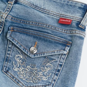 Low waist jeans H&M - Snygga blå jeans från Angelic med unika broderade detaljer på bakfickorna. De har en klassisk femficksdesign och en knappstängning. Perfekta för en stilren look. Hör av er för fler bilder på. Säljer pga för stora därav lånade bilder för rättvisare resultat.