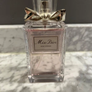 Miss Dior Parfym - Säljer en Miss Dior Parfym, oanvänd. Som ni kan se, pris kan diskuteras skriv för frågor!