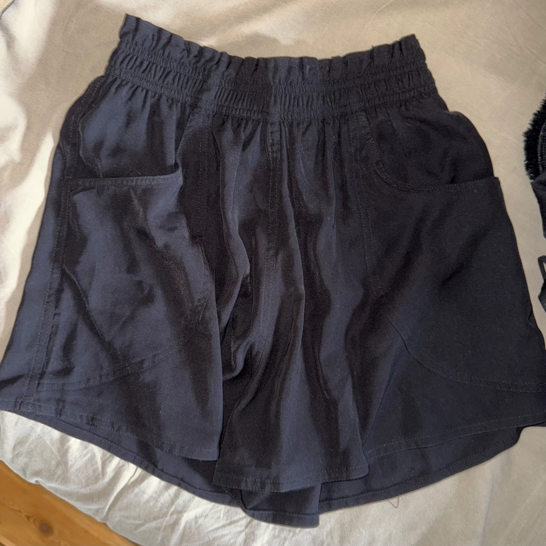 Svarta shorts med resårmidja och fickor