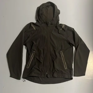 Under armour vind jacka - Tja säljer nu en riktigt snygg slutsåld vindjacka ifrån under armour i färgen svart och i storlek XL. Jackan är i princip oanvänd. Mitt pris 449kr Nypris 1249kr. Hör av dig vid frågor eller funderingar. Pris ej hugget i sten.