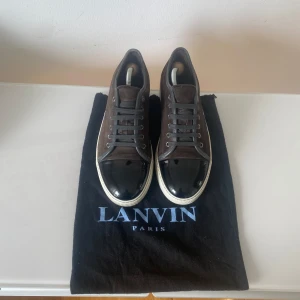 Lanvins - Tja, säljer nu dessa feta mörkbruna Lanvins för de blivit för små för mig själv. De är använda väldigt försiktigt och är i väldigt bra skick. Dustbag tillkommer i köpet. Storlek: eu 41 men passar eu 42. Mitt pris är 2800kr men kan diskuteras vid snabb affär🤩. TAR BYTEN👍. Det bara att skiva vid minsta fundering😁. Ett av skosnörena är lite sönder längst fram men det är inget som syns om man lägger in dom i skorna som du kan se på bilderna👍.