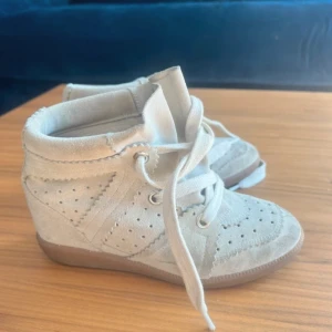 Isabel marant bobby sneakers  - Jättefint skick, lite smuts längst fram som säkert går att borsta bort! Men inget man märker när man har på sig dem, passar även 37. Kan även byta mot svarta!