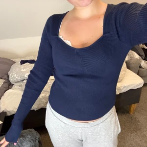 Ribbad urringad tröja - Säljer min snygga mörkblåa ribbade tröja som är köpt ifrån gina tricot🩵Slits vid ärmarna!! Använt den ca en gång så den är som ny😊