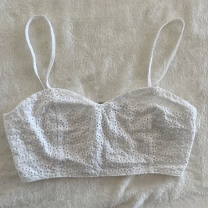 Zara crop top i spets - En vit spetstopp från zara med en dragkedja i ryggen, smala axelband