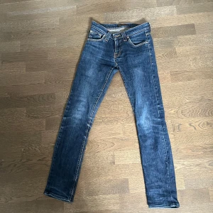 Nudie jeans - Snygga nudie jeans med oranga sömmar och stilren design. Mycket bra skick inga fläckar eller hål i dem. Dem har storlek 150 modellen på bilden är 160 och då är den något för små så passar typ 150 till 155.