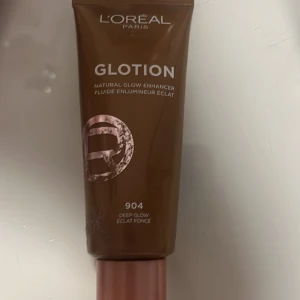 Bronzing drops  - L'Oréal Paris Glotion i nyansen 904 Deep Glow  ger huden en naturlig, gyllene lyster. Produkten har en varm, bronzig ton med skimrande finish och passar perfekt för att framhäva ansiktets höjdpunkter. Säljer då jag försöker framhäva mina egna naturliga ansiktsdrag (är blek) 🫶 den har bara använts ett fåtal gånger men är nästan full 