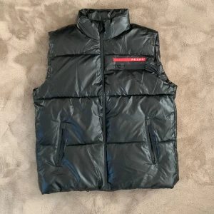 Svart väst - Riktigt snygg svart väst i strl XL. Den är helt ny och inga defekter. Västen går att spänna åt för att få en tajtare passform (titta sista bilden) vid frågor eller funderingar skicka ett pm, Mvh