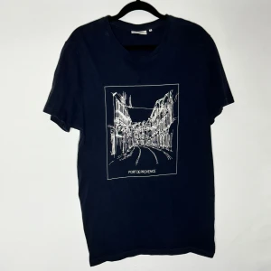 Graphic Tshirt - säljer en as skön dobber tisha i storlek medium. Den sitter jävligt fint (slim typ) och kommer vara ett topp val i sommar. Färgen är väldigt mörk blå.