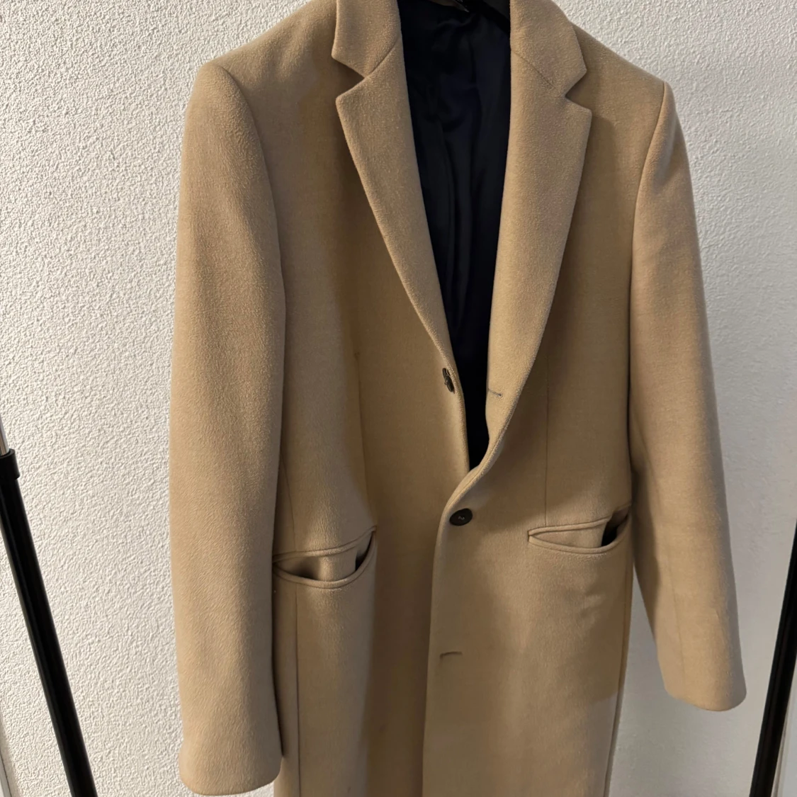 Beige kappa med klassisk krage