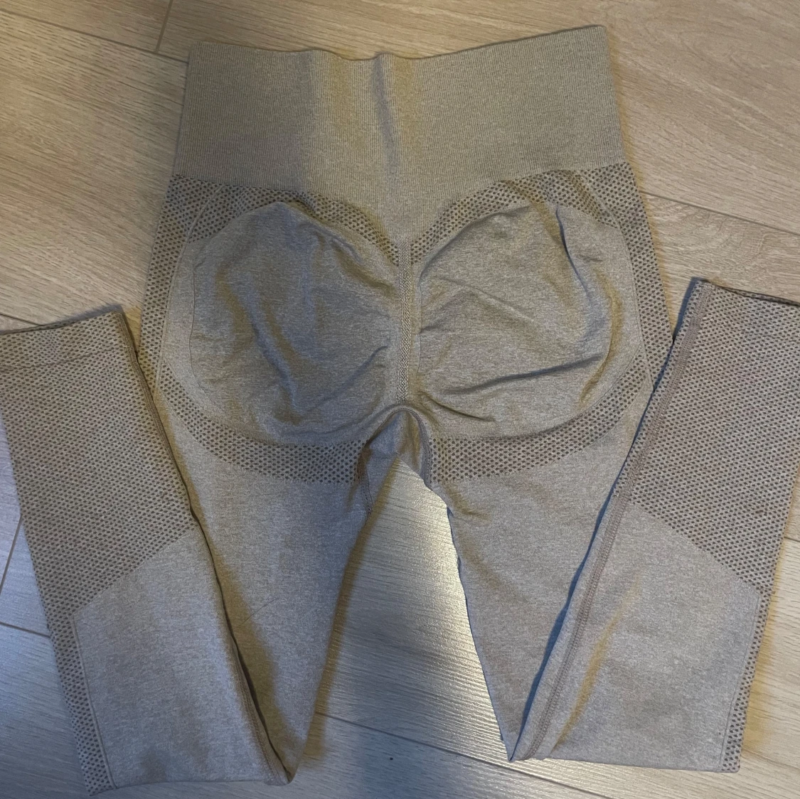 Beige träningsbyxor