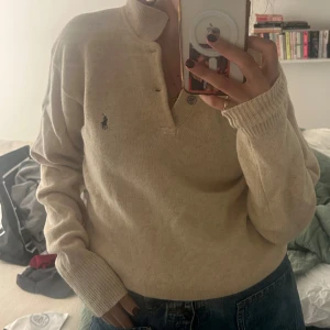 Vintage Ralph Lauren tröja - Ralph Lauren tröja med krage i 100% lammul. Väldigt snygg att styla över en klänning eller skol nu på sommaren eller med jeans. Sällan använd 