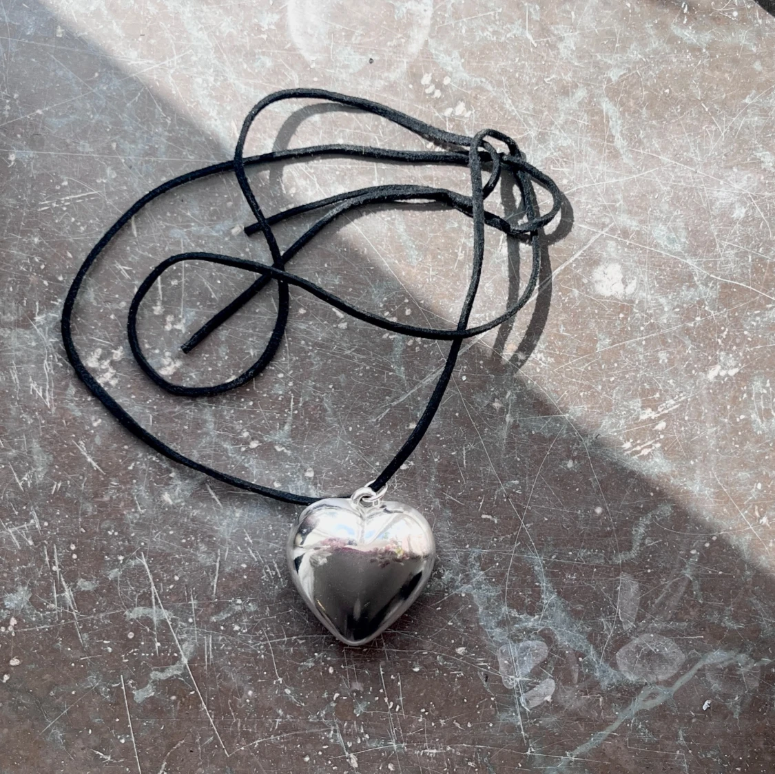 Halsband med silverfärgat hjärta - 1