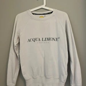 Vit sweatshirt från Acqua Limone - Säljer en vit sweatshirt från Acqua Limone i storlek xxs 