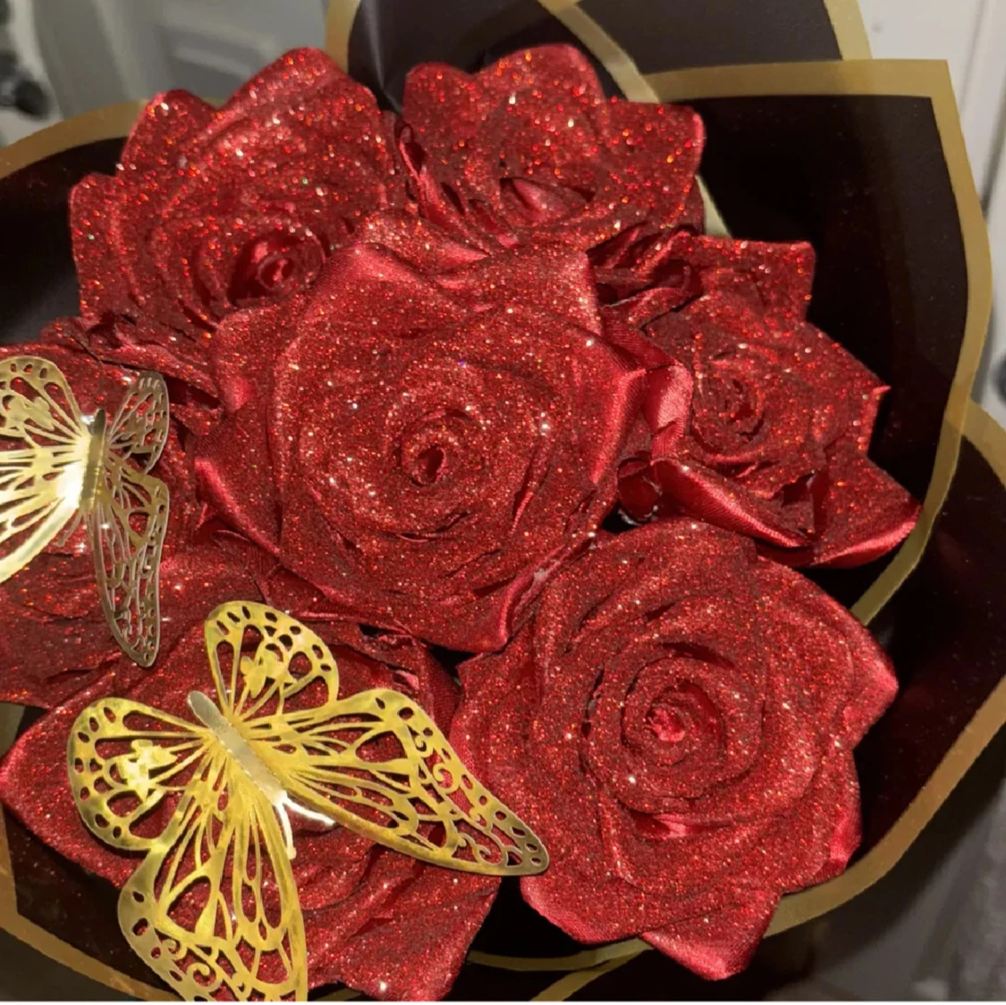 Bukett med glittriga röda rosor och dekorativa fjärilar - 2