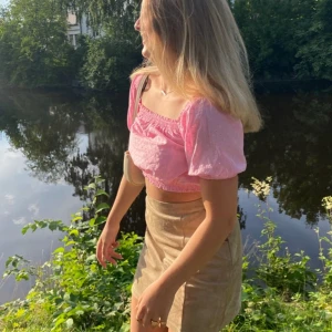 Rosa croppad blus med puffärmar - Säljer en söt rosa croppad blus med puffiga ärmar. Perfekt för sommardagar!😍