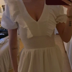 Volangklänning - Superfin klänning till student/skolavslutning. Använd 1 gång super skick!