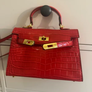 Röd läder handväska  - Super fin mini k väska. Accepterar bud vid snabba köp.