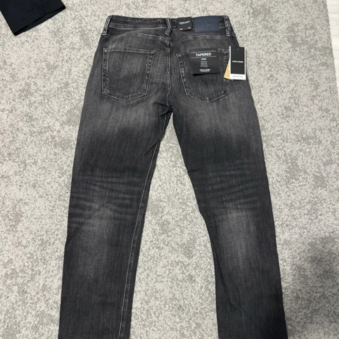 Grå slitna jeans med tapered fit - 1