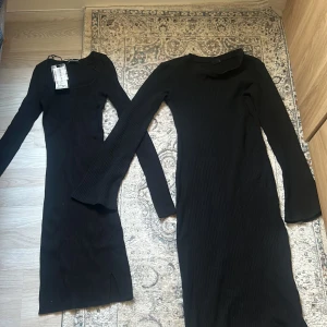 Säljer 2 st helt nya svarta klänningar  - Jag säljer 2 st svarta klänningar storlek xxs,xs och är långärmad