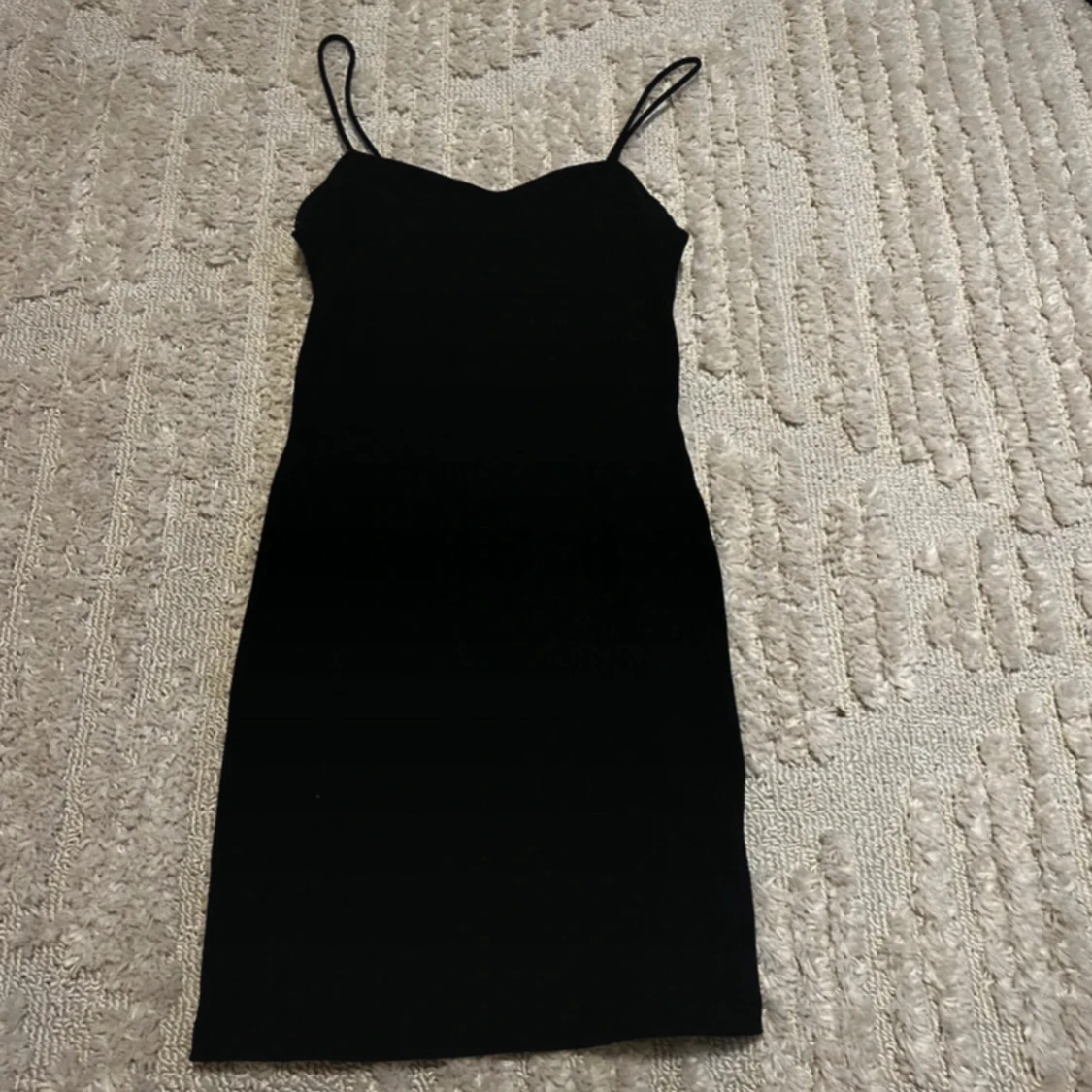 Svart tight klänning med smala axelband