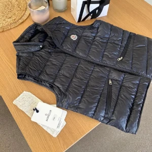 Moncler väst  - Helt ny väst som är galet snyggt som kommer med tags. Västen passar vint för våren som kommer så passa på!!!!!