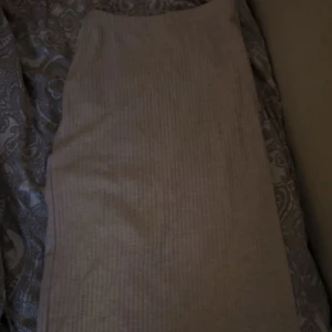 Beige r långkjol  - fin långkjol med lite volang och slits på sidan av kjolen🩷