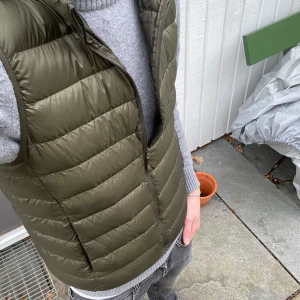 Uniqlo väst - Säljer en olivgrön dunväst från Uniqlo Ultra Light Down. Västen är riktigt fräsch och är knappt använd men har ett litet hål vid dragkedjan. Säljes pga brist av användning. Pris kan diskuteras!
