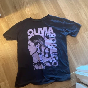 Olivia rodrigo t shirt - Använd ,Inge defekter,köptes i london ska vara baggy