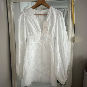 Adoore klänning student - Oanvänd med prislappar kvar! Nypris: 1.495 kr🤍 Var tyvärr försen med att returnera så lägger ut den lite billigare här i hopp om att få sålt, då den bara kommer bli hängande här eftersom jag köpte två storlekar :( Skriv för mer info, pris eller bilder🌼🌸Den har en pytteliten prick som bara syns när man kollar väldigt nära, jag har inte försökt tvätta bort den. kolla bild 4 o 5.