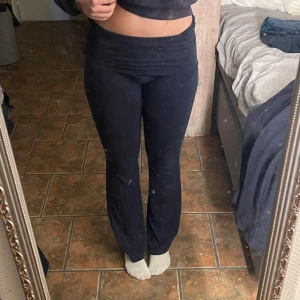 Mörkblå yogapants från Gina Tricot - Jätre snygga mörkblå yogapants från Gina Tricot. Byxorna är jätte sköna och stretchiga i materialet! Säljs då dom inte kommer till användning längre, använd få tal gånger💕