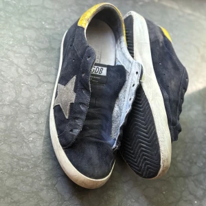 Golden gose superstar  - Hej!Säljer nu mina unika golden gose superstars som är perfekta nu till somarn.Originalpris ligger på 6100 medans ja säljer de för ändast 799.Det är lite slitna i hällen men som går att fixa om man lämnar in till sko makare,hör av er efter minsta lilla fundering.