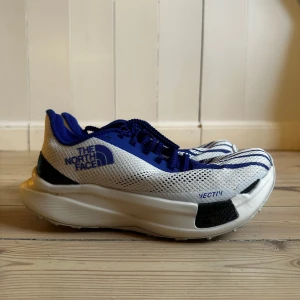 Trailsko från The North Face - Säljer ett trailskor  från The North Face. Summitseries , vectiv, unik färgsättning IKB.