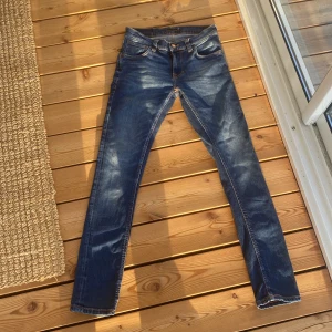 Nudie jeans - Säljer ett par Nudie jeans knappt använda, storlek W29 L30.  Bra skick nypris 1599kr tveka inte att höra av dig! Skickar snabbt! 