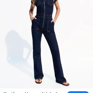 SÖKER Mörkblå denim jumpsuit med bootcut - Söker denna 