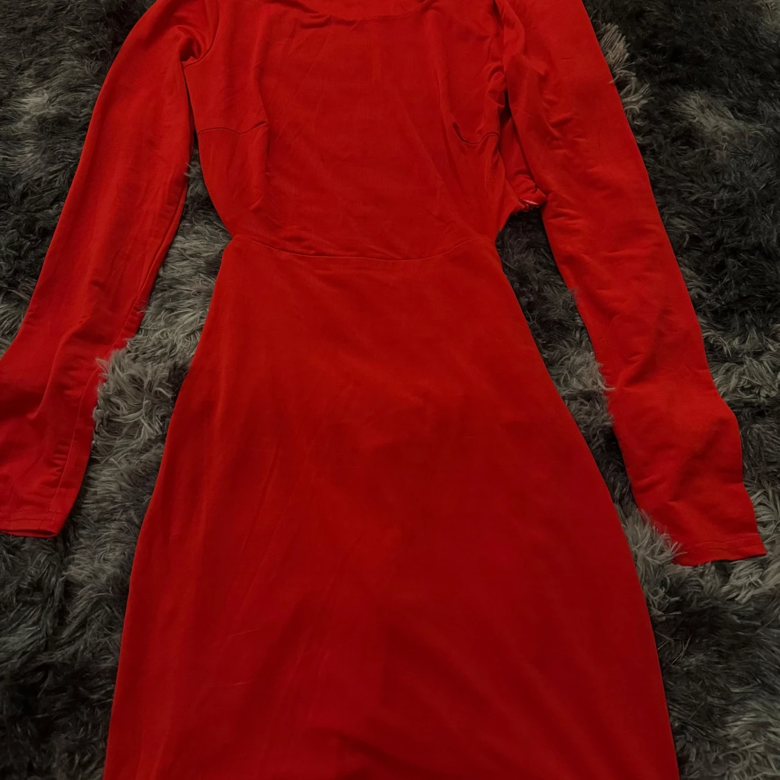 Röd långärmad klänning med rynkdetalj