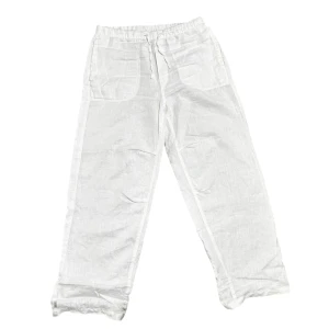 Vita linnebyxor från Weekday - Säljer ett par vita linnebyxor från Weekday. Byxorna har raka ben och stora fickor framtill, perfekta för en avslappnad och stilren look.
