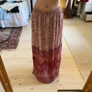 Maxikjol / klänning vintage  - Egentligen en klänning men jag har använt den som en maxikjol genom att vika den 🤍storlek 38 på lappen men passar fler storlekar i och med resåren 