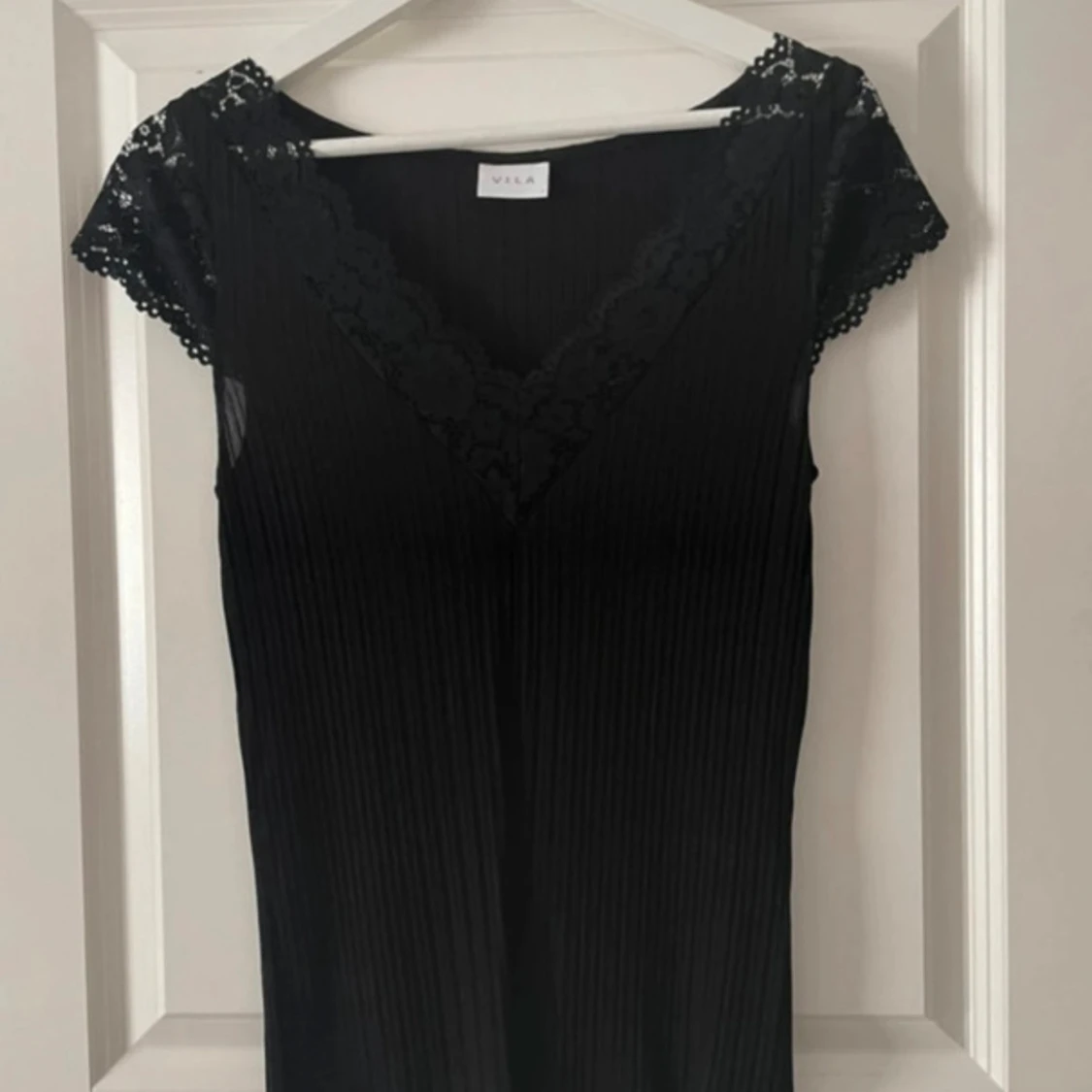 Svart topp med spets från Vila