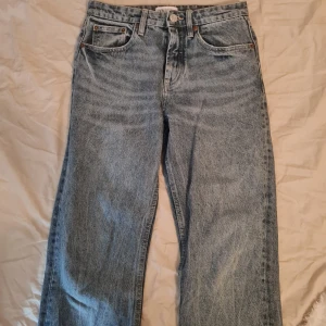 Zara straight jeans - Säljer ett par klassiska blå jeansbyxor med raka ben och knappgylf. Jeansen har fem fickor och en ljus tvätt, perfekt för en avslappnad stil. Säljer för att de inte passar mig! Har inga bilder på! Stanna köp prioriteras.❤️