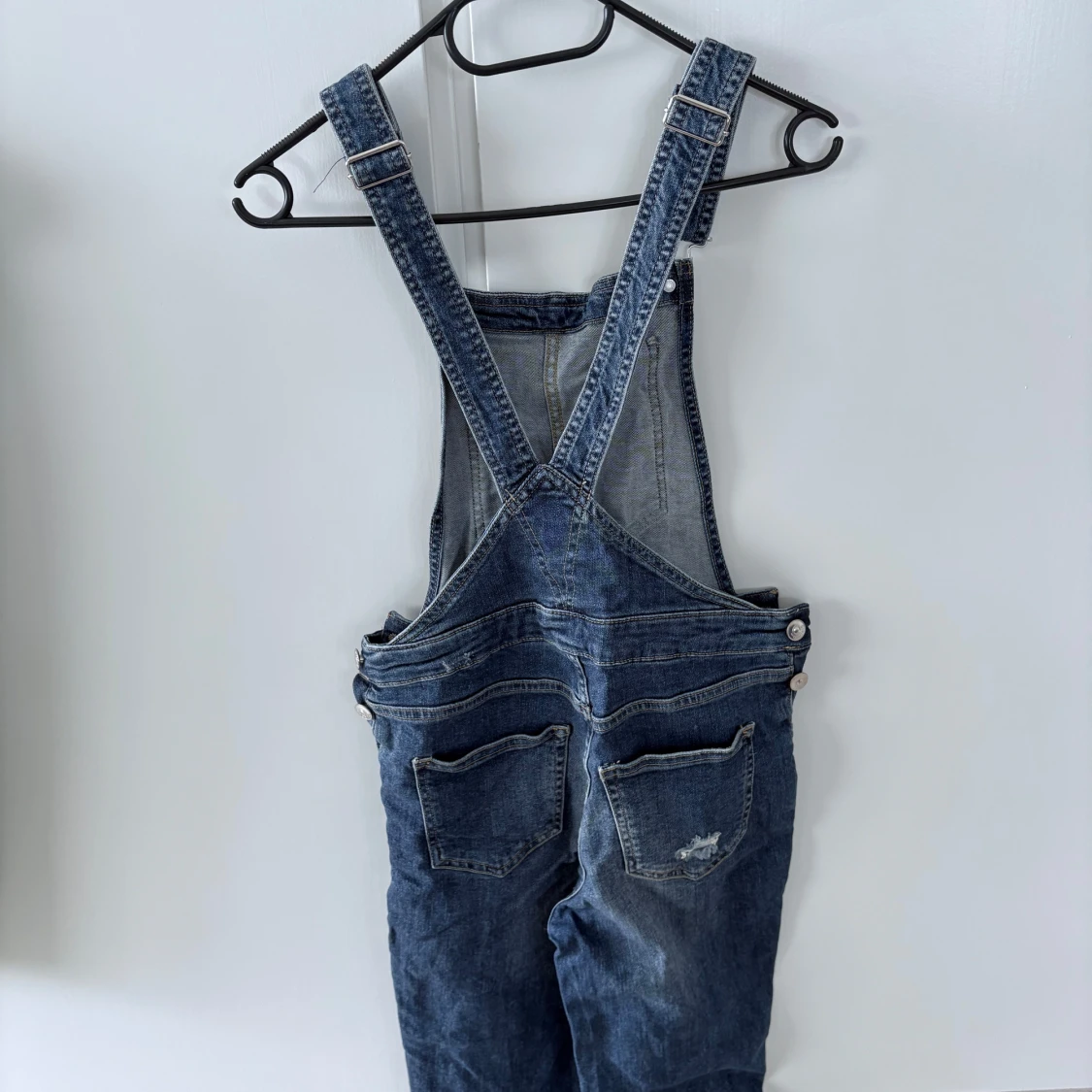 Blå denim hängselbyxor från Divided - 1