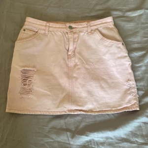 Ljusrosa jeanskjol med slitningar - Rosa jättefin jeanskjol med revor/slitningar