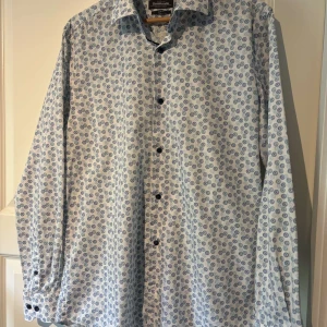 Vit och blå mönstrad skjorta från Dressman - Snygg skjorta i storlek L från Dressman, använd fåtal gånger.