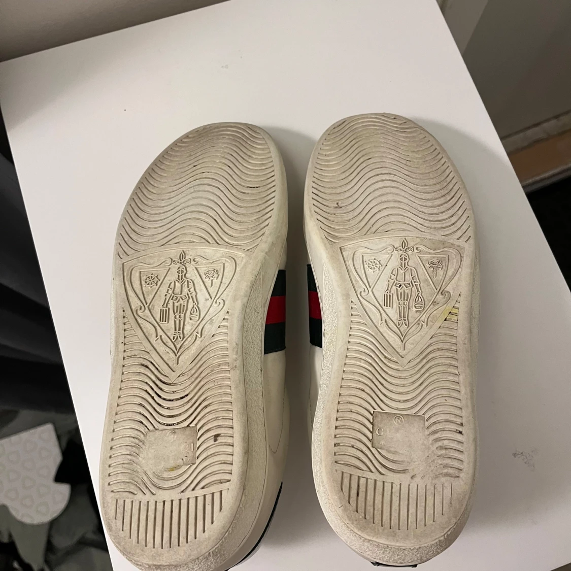 Vita sneakers från Gucci med röd och grön rand - 2