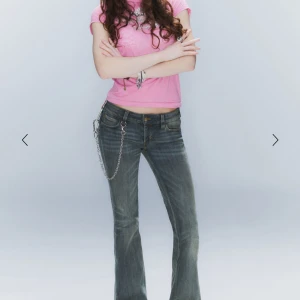 Blå bootcut jeans med kedjedetalj - Säljer ett par blå bootcut jeans som är lågmidjade. De är väldigt populära och de är från weekday❤️Passar som strl Xs,nypris 400!