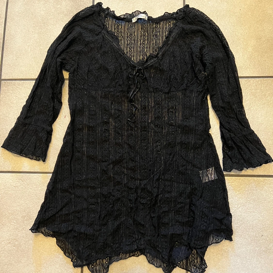 Svart spetstuniks med knyt och trekvartsärm storlek M/L
