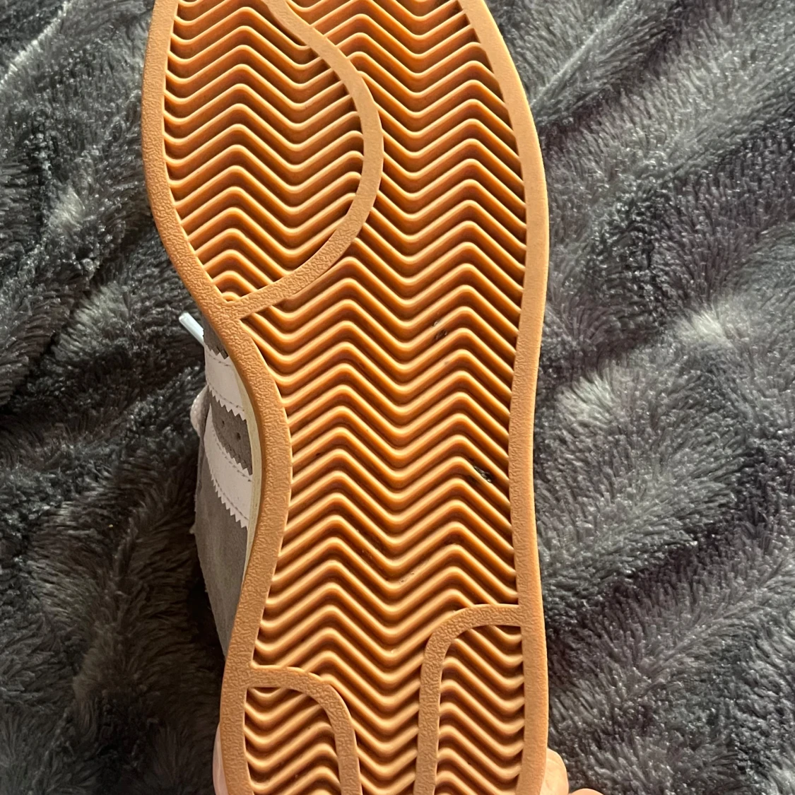 Grå Adidas sneakers med vita detaljer - 2