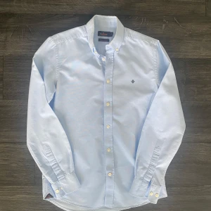 Ljusblå skjorta från Morris - Klassisk ljusblå skjorta från Morris. Skjortan är perfekt nu i vår och sommar ☀️skjortan är i storlek S. Den är i väldigt bra sick dock så är den lite smutsig i en armhålan men det är inget som märks. Vid funderingar kring plagget är det bara att skriva mvh FABIANFASHION 