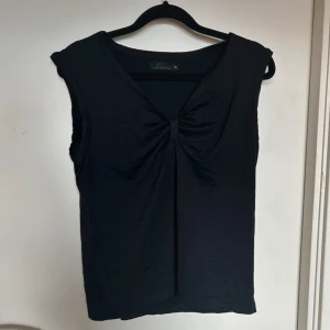 Svart Blus - sparsamt använd, storlek L men sitter mer som en S-M